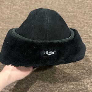 UGG KIDS UNISEX BLACK SHEARLING TRAPPER HAT, Retail $145, 4-6 YEARS L